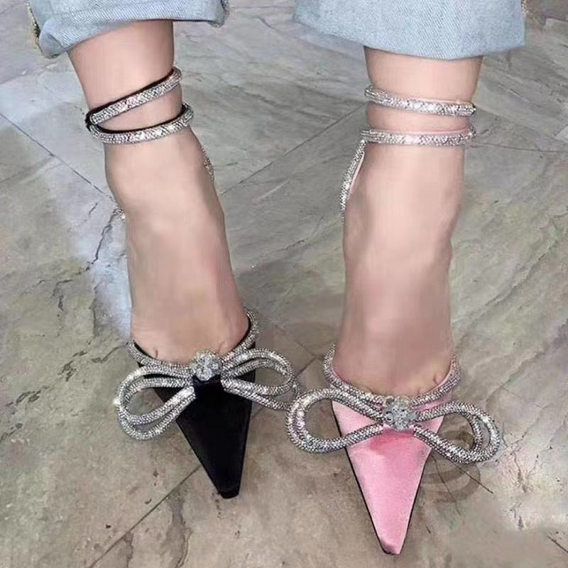 Sandales à talons hauts en satin avec strass et nœud papillon