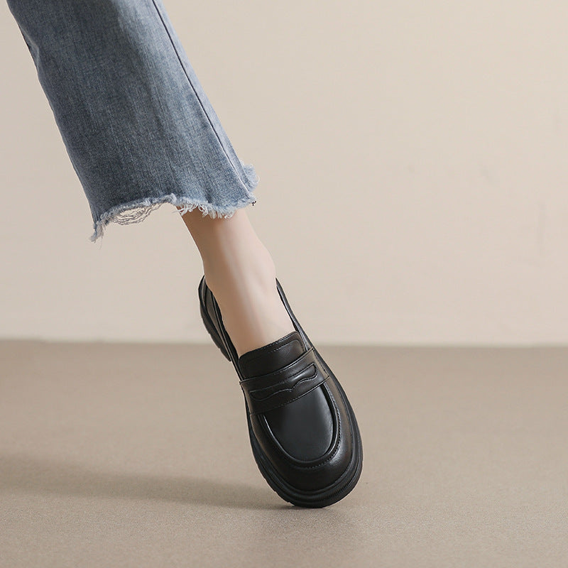 Tête ronde en cuir vintage, hauteur augmentée par les chaussures