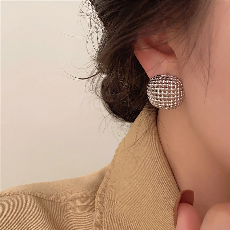 Boucles d'oreilles à tige carrées en métal à mailles creuses de style Hong Kong