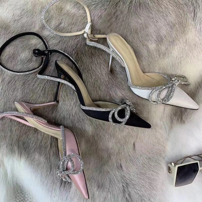 Sandales à talons hauts en satin avec strass et nœud papillon