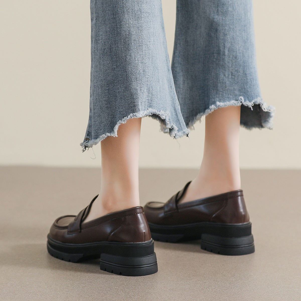 Tête ronde en cuir vintage, hauteur augmentée par les chaussures