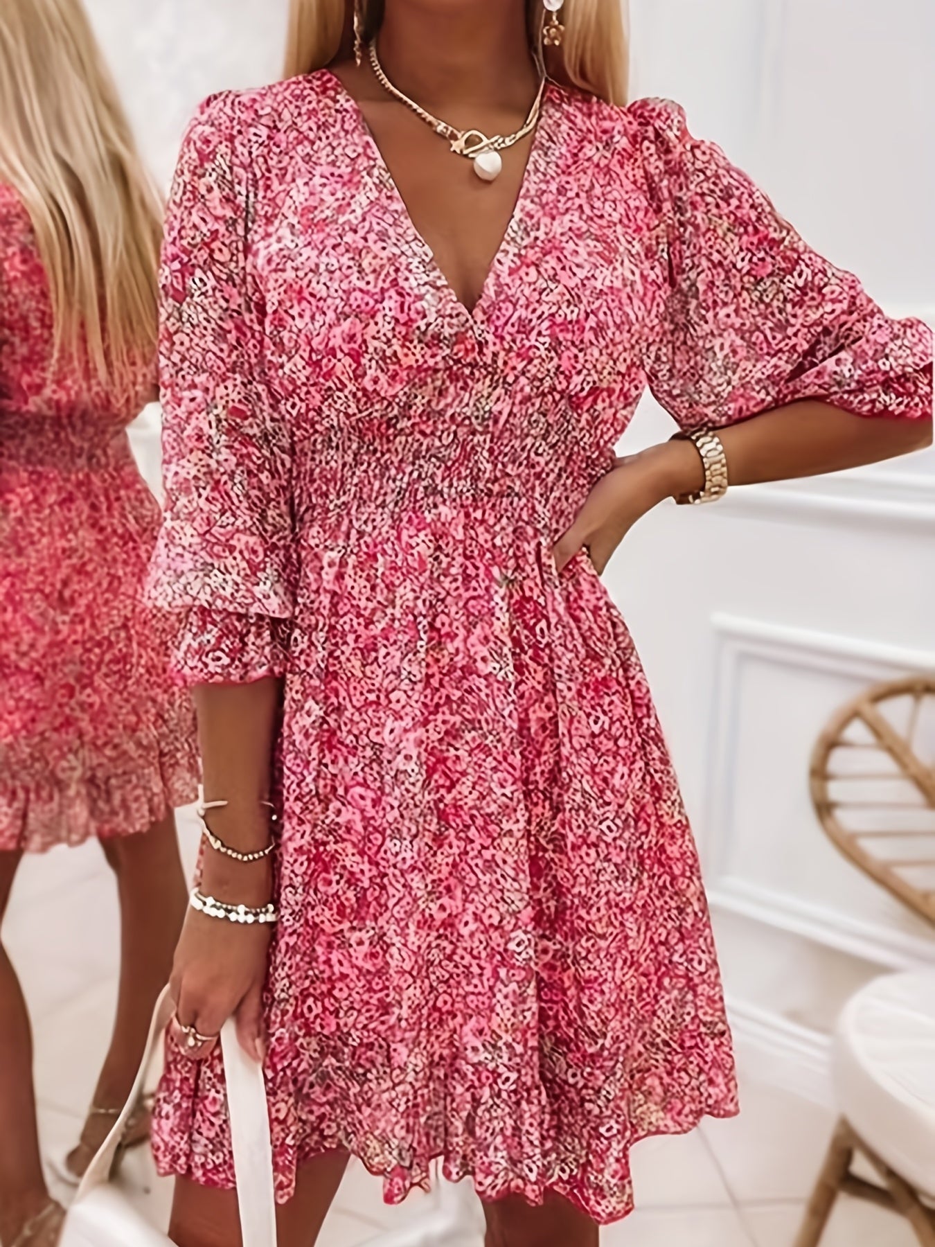 Robe imprimée à col en V avec manches et taille à volants - Design exquis et élégant pour les femmes - Parfait pour les vêtements pour femmes au printemps et en automne.