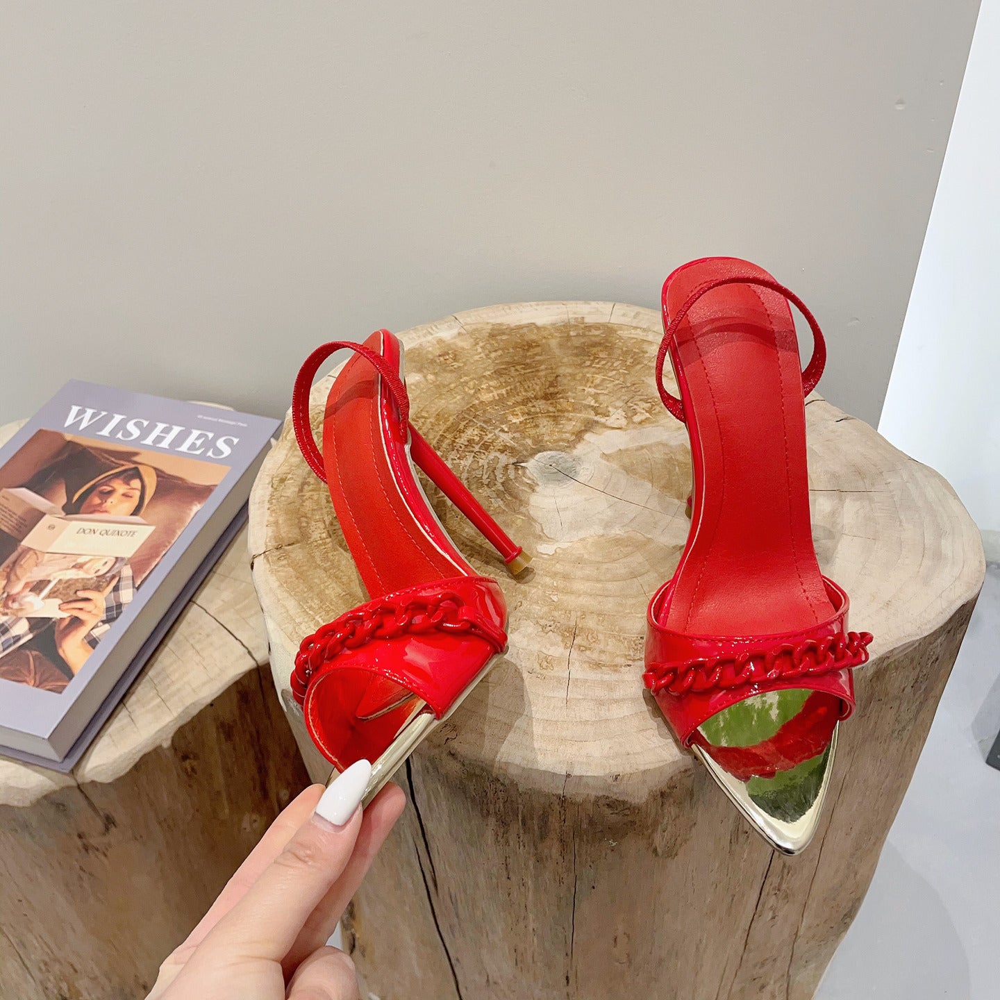 Sandales à talons hauts et bout pointu avec chaîne colorée : deux façons de porter des chaussures pour femmes