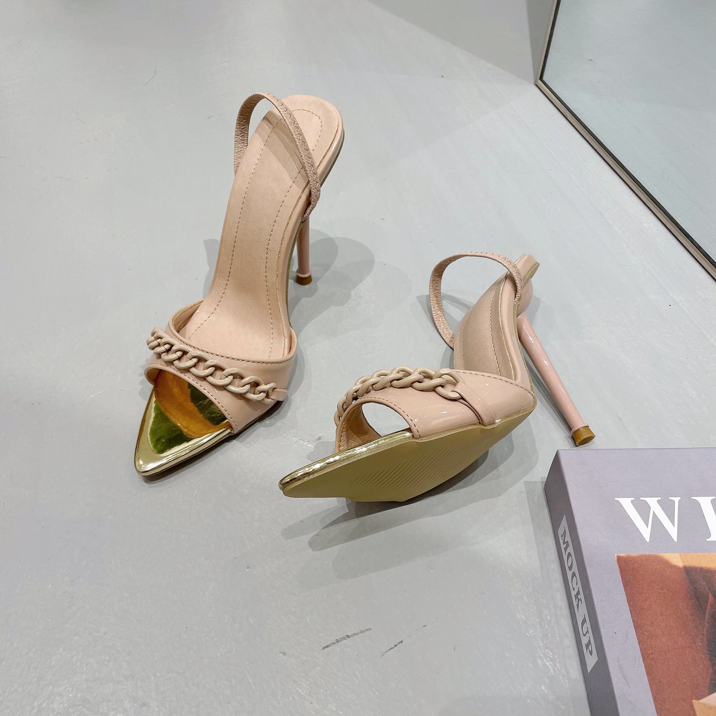 Sandales à talons hauts et bout pointu avec chaîne colorée : deux façons de porter des chaussures pour femmes