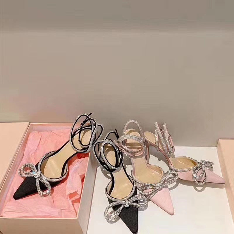 Sandales à talons hauts en satin avec strass et nœud papillon