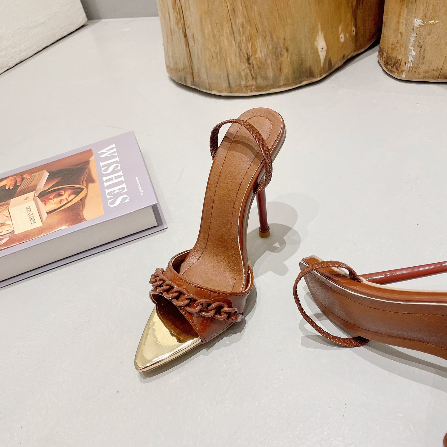 Sandales à talons hauts et bout pointu avec chaîne colorée : deux façons de porter des chaussures pour femmes