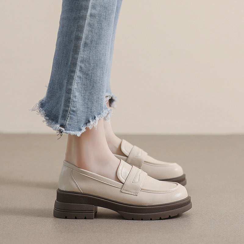 Tête ronde en cuir vintage, hauteur augmentée par les chaussures