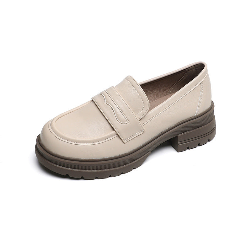 Tête ronde en cuir vintage, hauteur augmentée par les chaussures