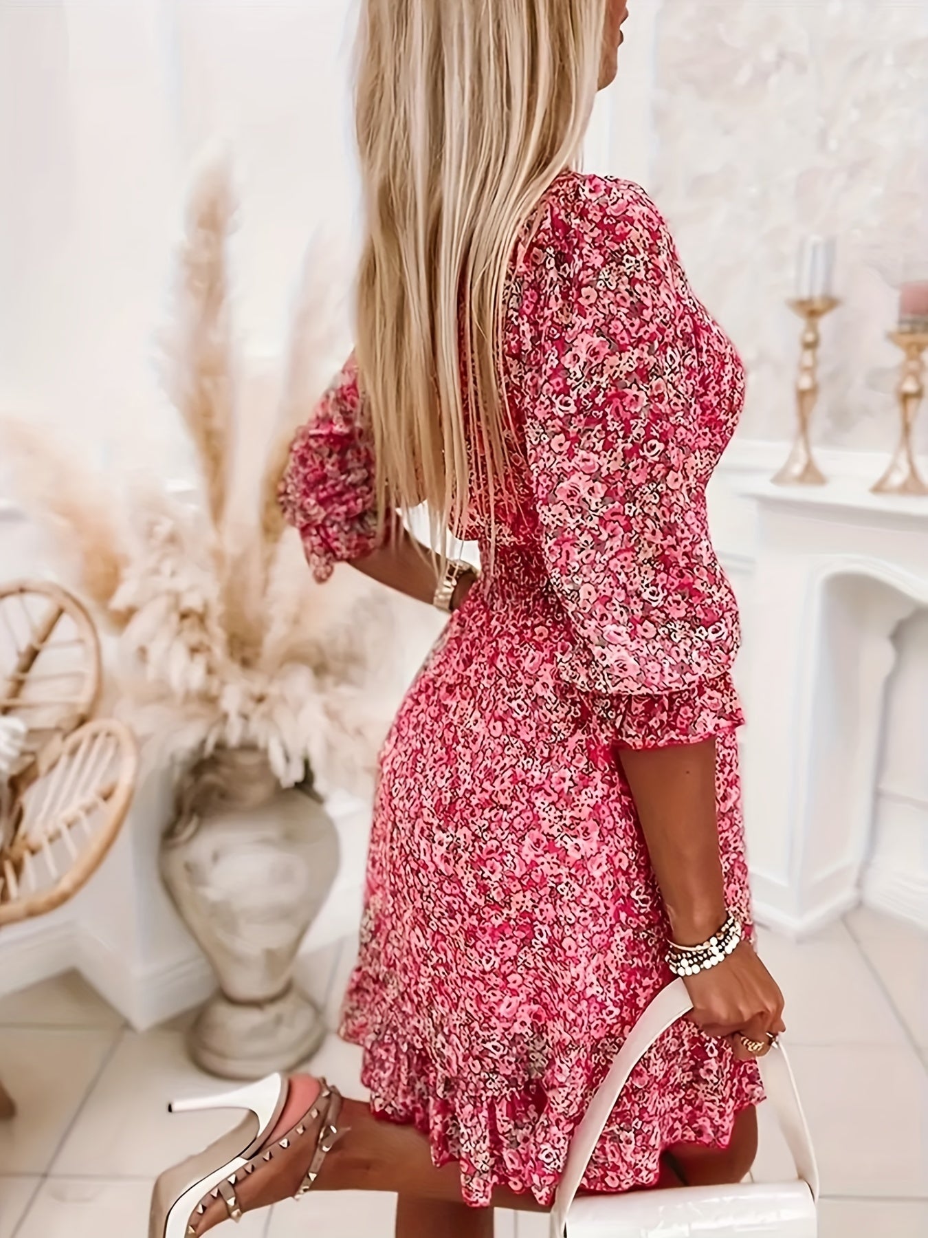 Robe imprimée à col en V avec manches et taille à volants - Design exquis et élégant pour les femmes - Parfait pour les vêtements pour femmes au printemps et en automne.