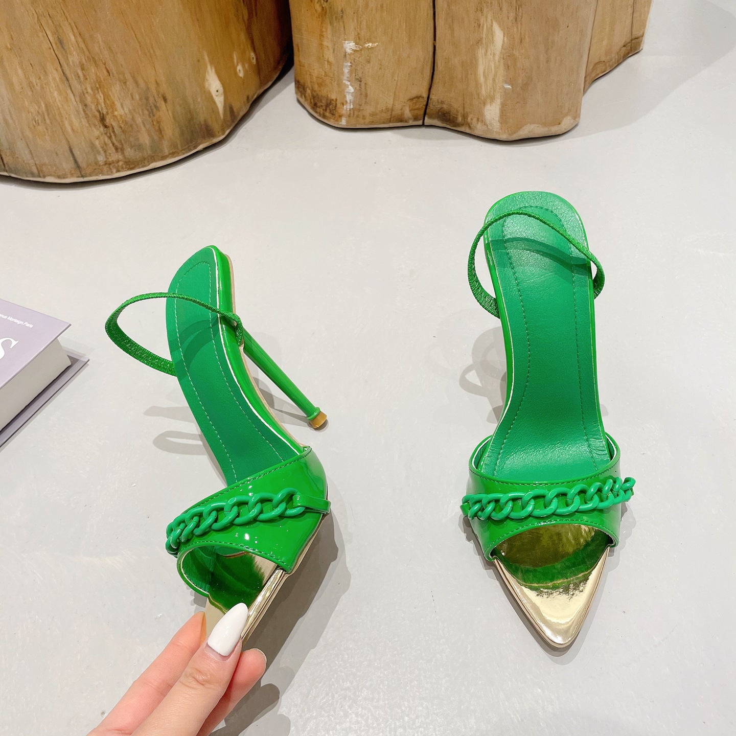 Sandales à talons hauts et bout pointu avec chaîne colorée : deux façons de porter des chaussures pour femmes