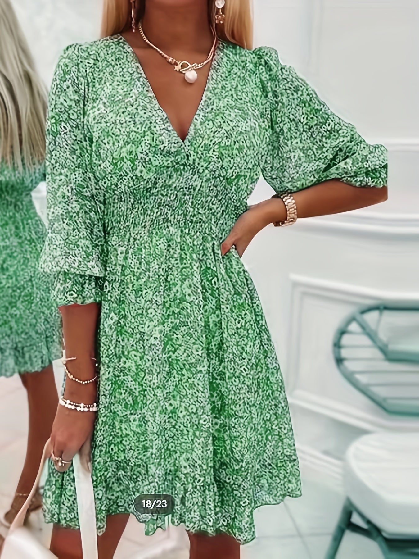 Robe imprimée à col en V avec manches et taille à volants - Design exquis et élégant pour les femmes - Parfait pour les vêtements pour femmes au printemps et en automne.